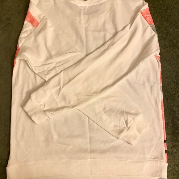 Cute Logo Floral Top - Picture 2 of 2